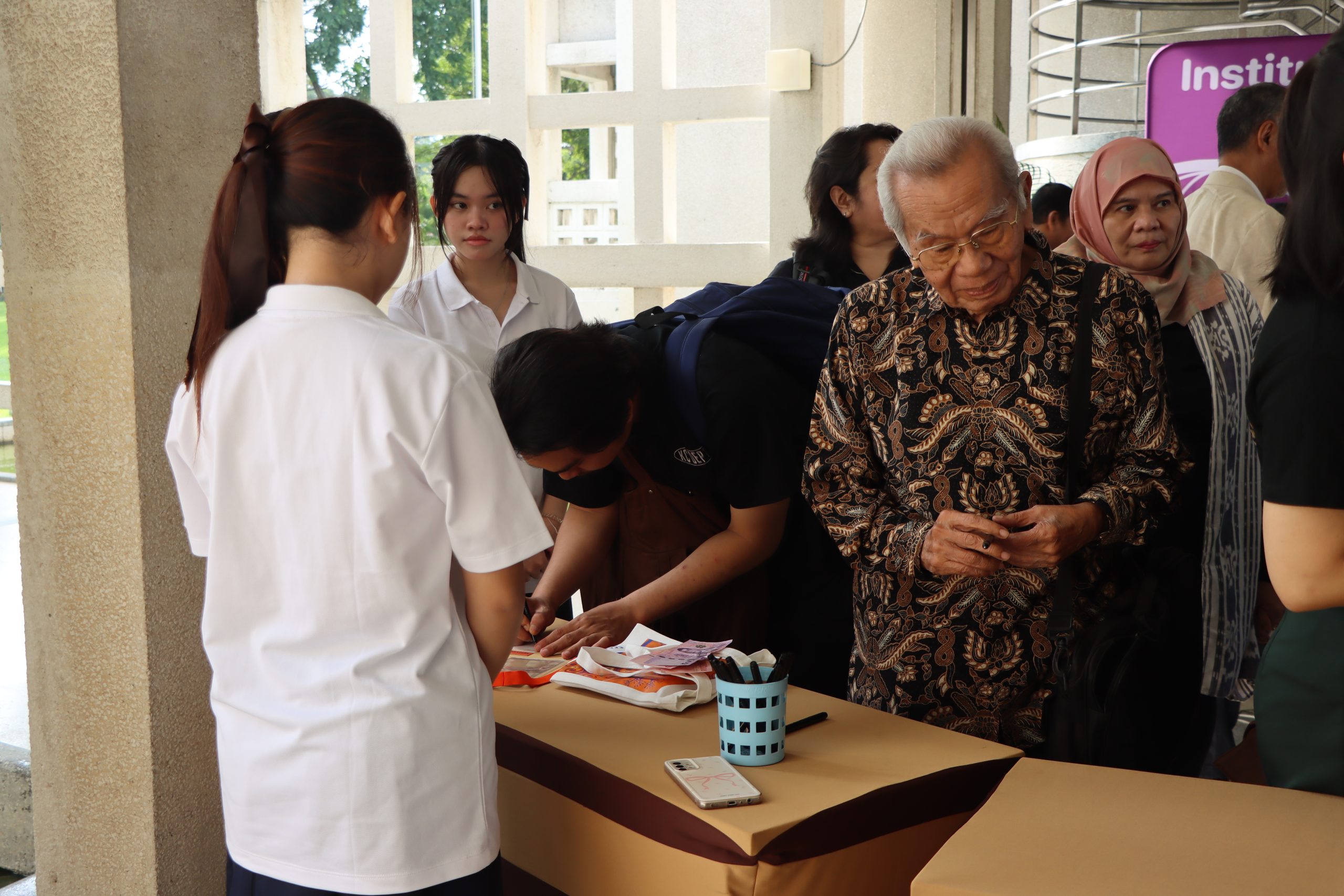 Dr. Taufik Abdullah, former director of the Indonesian Institute of Sciences and co-Founder of SEASREP, arrives at the conference.